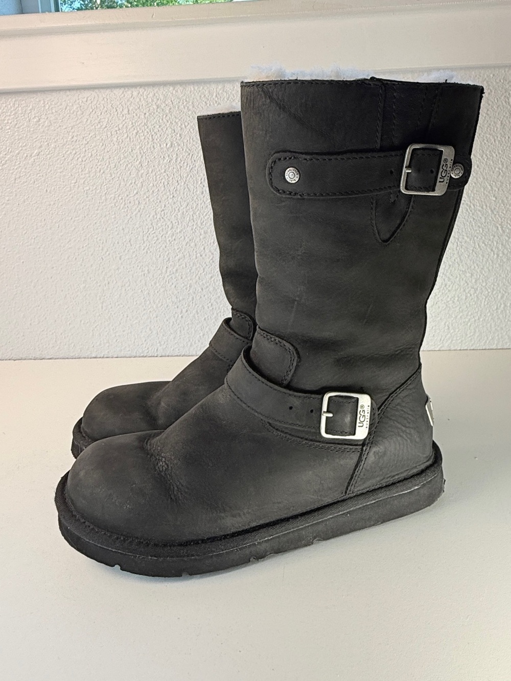 UGG Australia Black Leather Shearling Buckle Moto Boots Womens 8 Winter Cozy